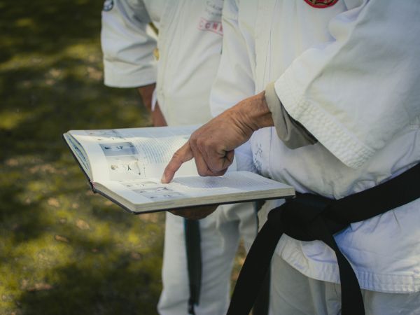 Poznaj język karate i jego znaczenie, aby w pełni praktykować sztukę walki
