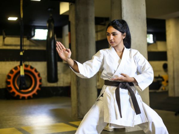 Jak wybrać odpowiednie kimono do karate: Poradnik dla początkujących