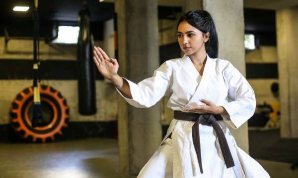 Jak wybrać odpowiednie kimono do karate: Poradnik dla początkujących